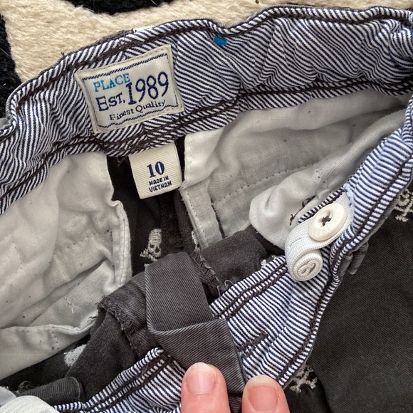 Boys charcoal grey embroidered skull & crossbones shorts SZ 10 children’s place - Picture 2 of 7